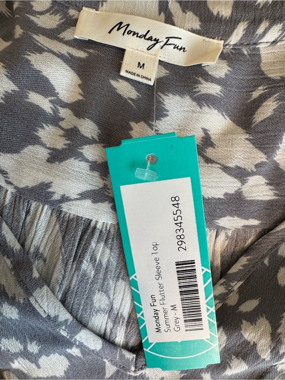NWT Monday Fun Gray Animal Print Flutter Sleeve V-Neck Blouse Medium - Picture 4 of 4